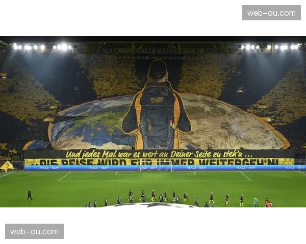 南特球迷看台展示巨型TIFO,纪念俱乐部成立85周年 南特球迷看台展示巨型TIFO,纪念俱乐部成立85周年