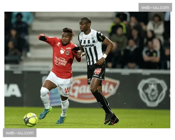 法甲官方公布四月最佳进球候选,南特队帕洛瓦的倒钩在列